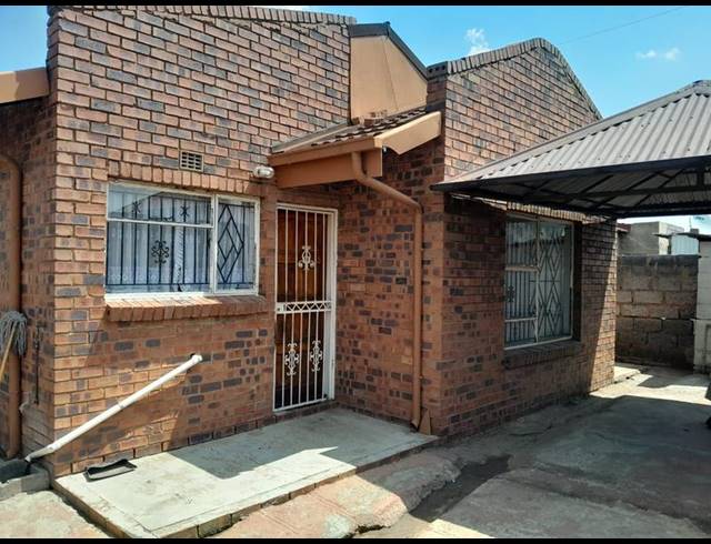3 BEDROOM HOUSE FOR SALE IN THOKOZA EXT 2